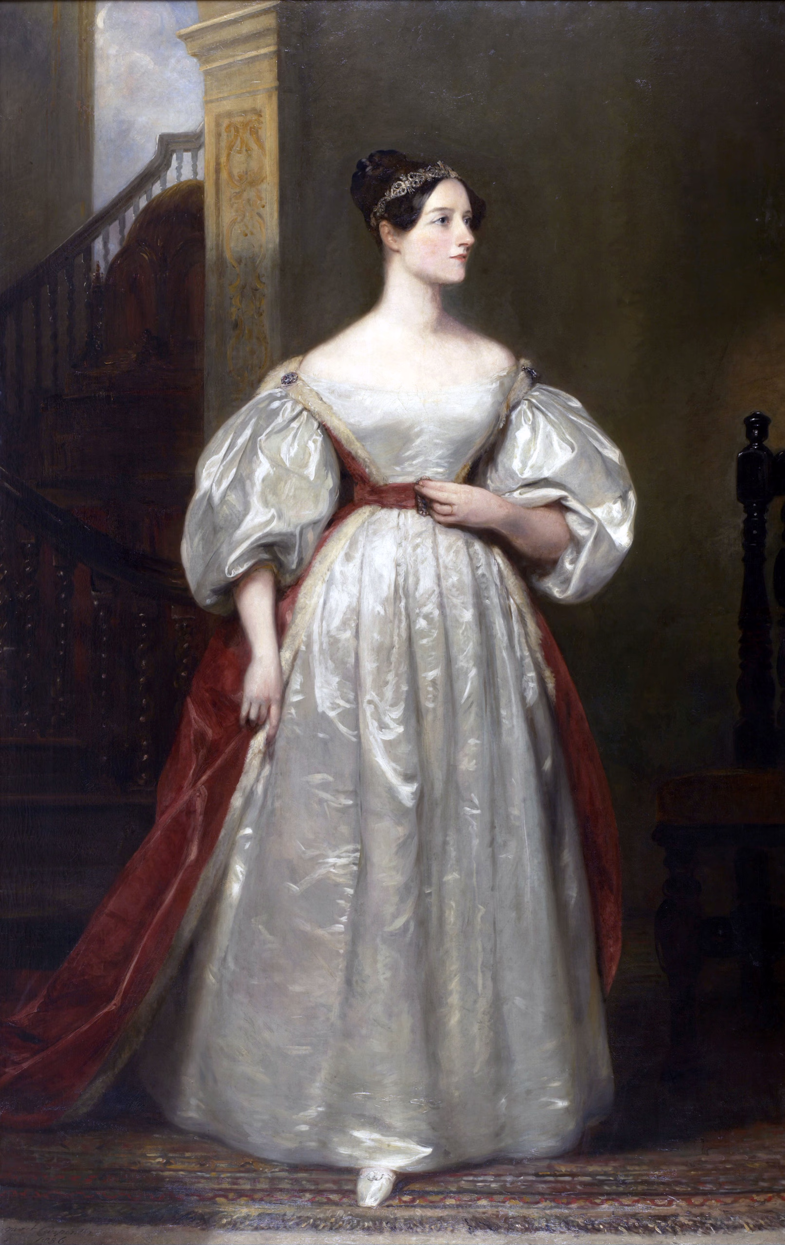 Ganzfiguriges Porträt der jungen Ada Lovelace in einem silbrig-weißen Satinkleid mit rotem Umhang, stehend an einer Treppe (Ölgemälde von Margaret Sarah Carpenter, 1836).