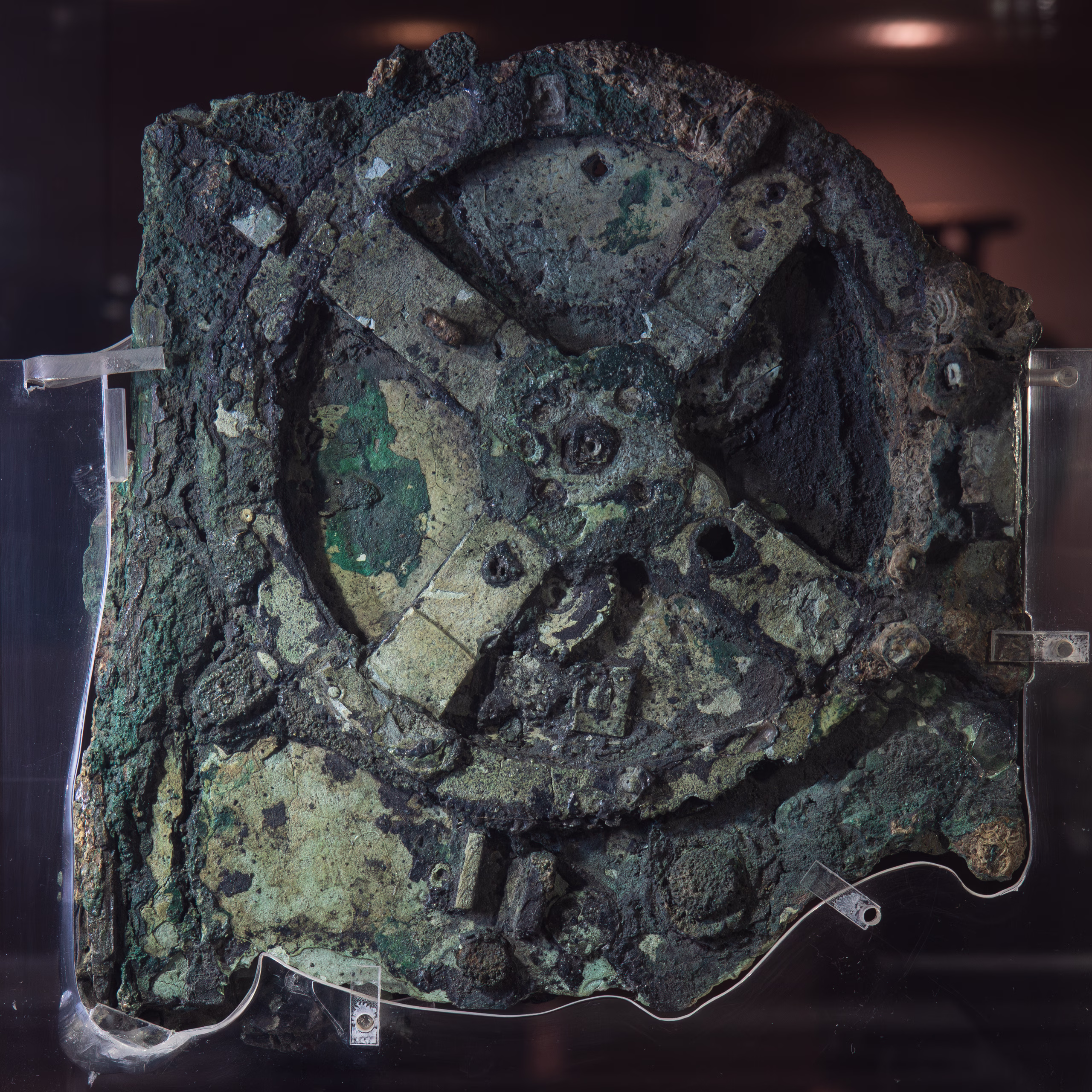 Fragment A des Antikythera-Mechanismus mit deutlich sichtbaren korrodierten Bronze-Zahnrädern, Archäologisches Nationalmuseum Athen.