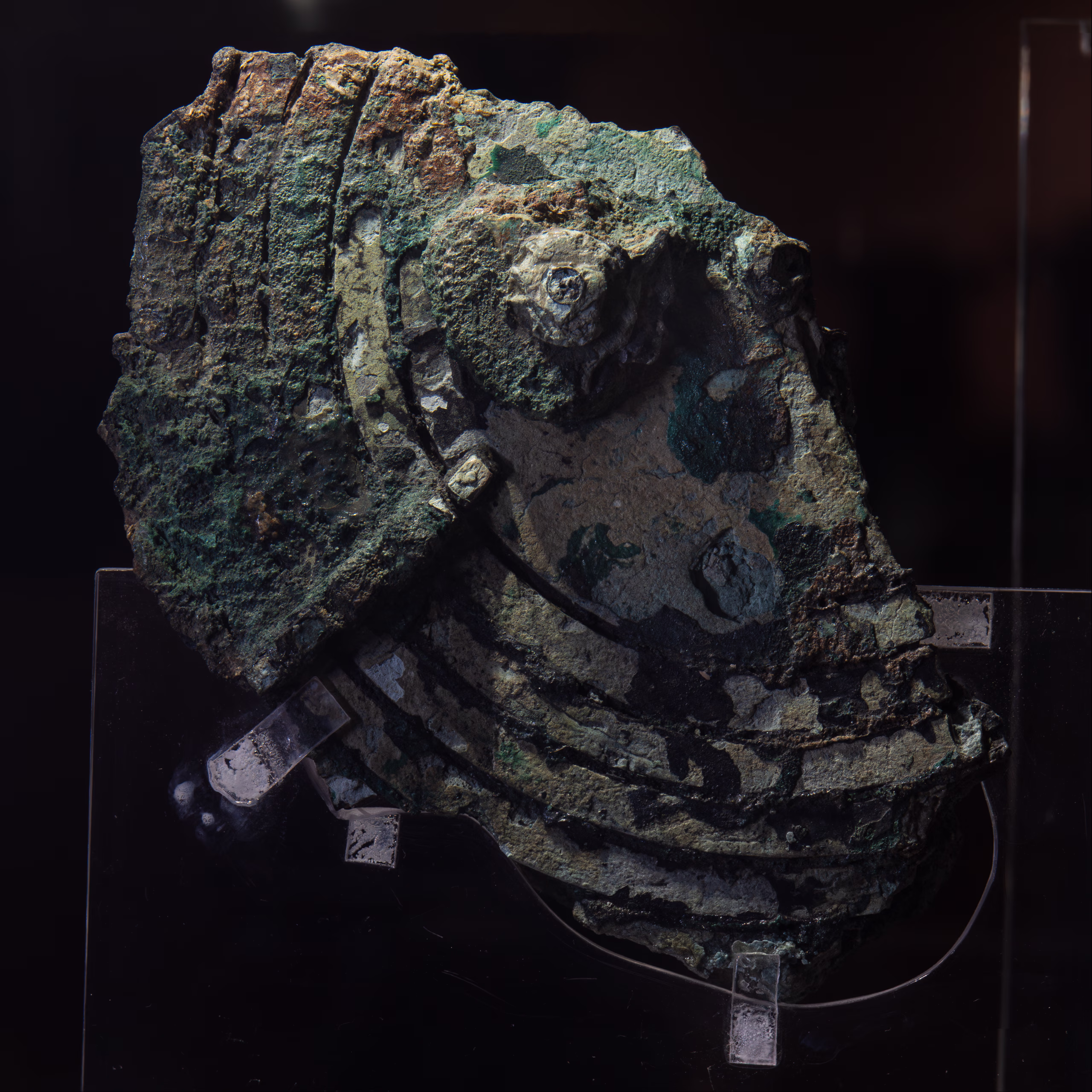 Fragment B des Antikythera-Mechanismus mit Resten der rückseitigen Spiralskala, Archäologisches Nationalmuseum Athen.