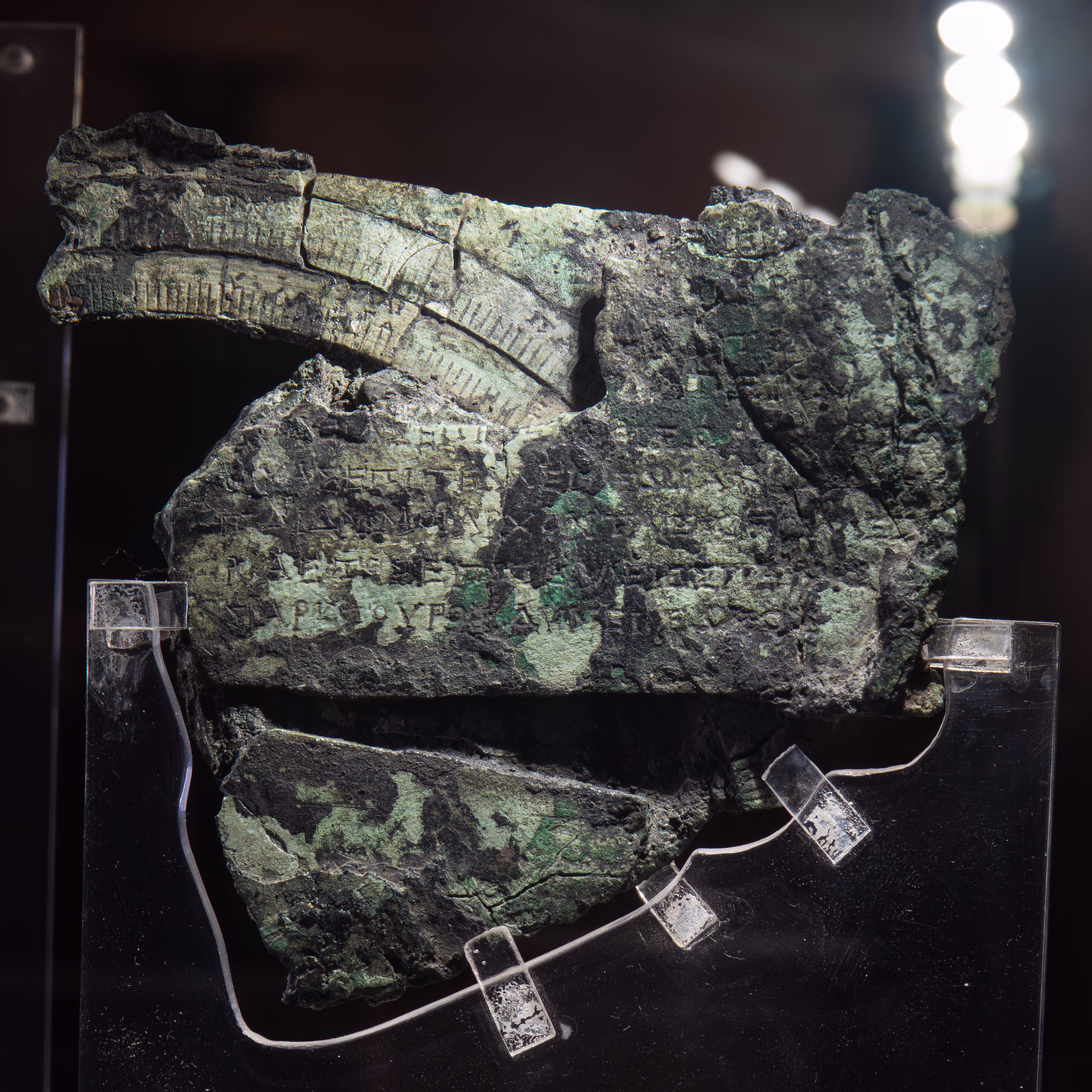 Fragment C des Antikythera-Mechanismus mit erhaltenen Inschriften und Skalenresten, Archäologisches Nationalmuseum Athen.