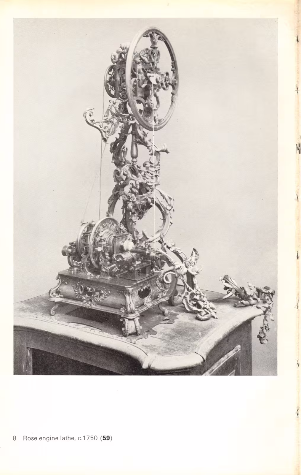 Historische Rose-Engine- bzw. Ornamentaldrehbank, etwa 1750: eine messingbeschlagene Drehmaschine mit Rosetten-Scheiben und Stichel zum Gravieren verschlungener Muster.