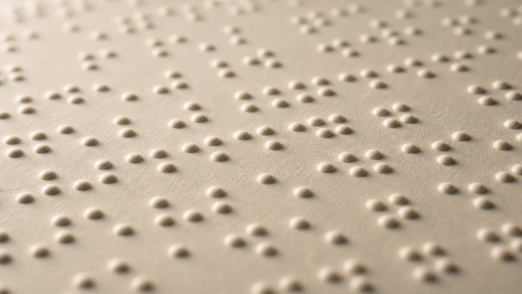 KI-Illustration: Makroaufnahme einer geprägten Braille-Seite im warmen Streiflicht, erhabene Punkte mit weichen Schatten.