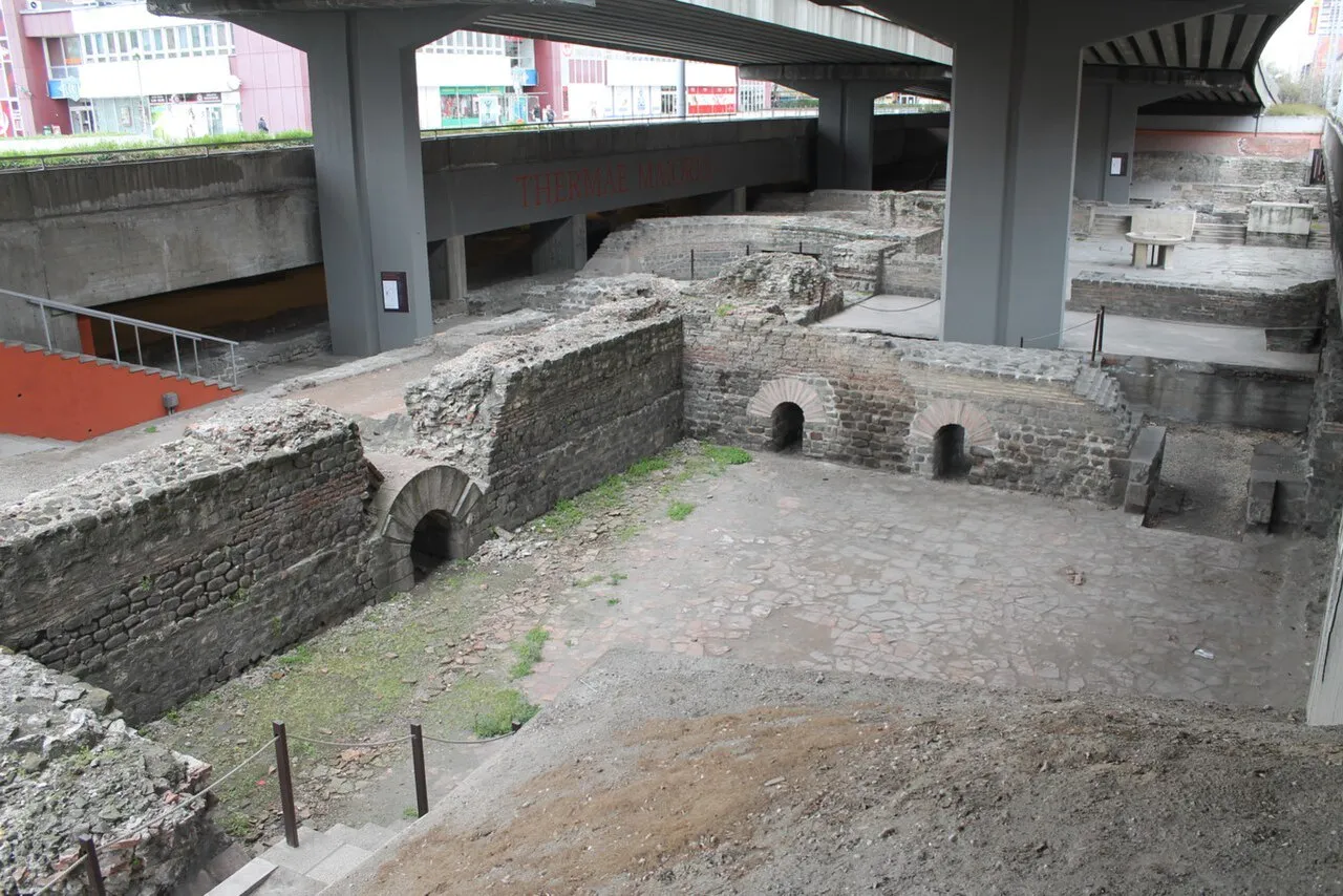 Freigelegte Grundmauern und Reste der antiken Fußbodenheizung (Hypokaustum) der römischen Thermen von Aquincum im heutigen Óbuda, Budapest.