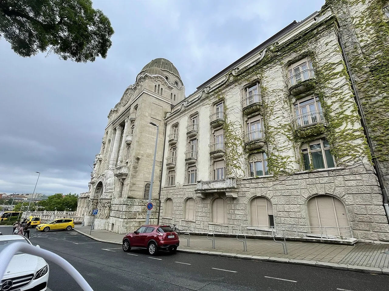 Die prachtvolle überdachte Säulenhalle des Gellért-Bades mit türkisfarbenem Zsolnay-Majolika-Mosaik, verzierten Säulen, Buntglasdach und großem Thermalbecken.