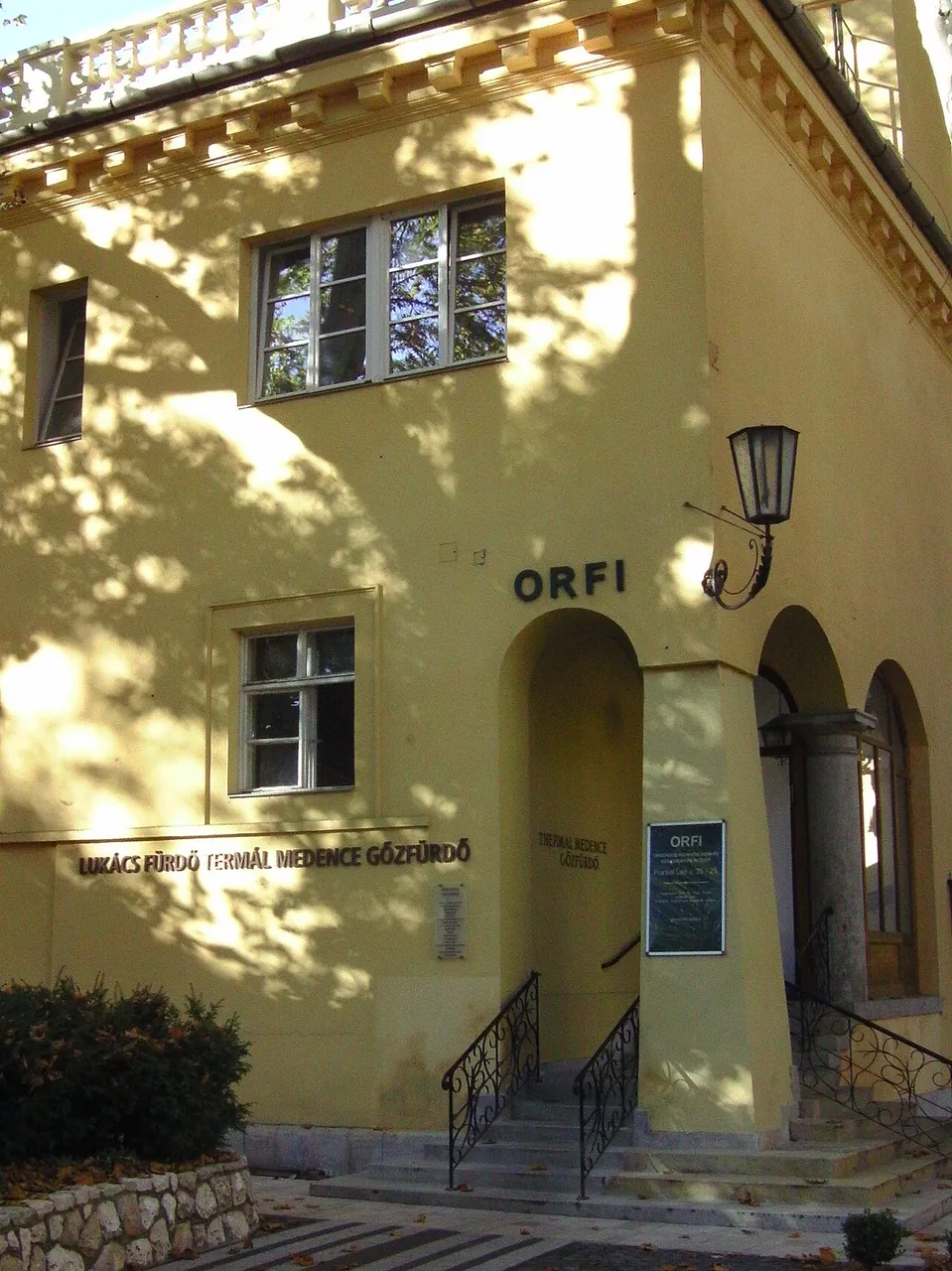 Historischer Innenhof des Lukács-Bades mit den marmornen Danktafeln geheilter Kurgäste an den Wänden.