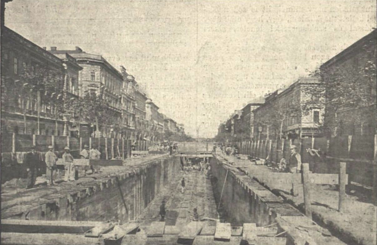Historische Schwarzweiß-Aufnahme von 1896: die offene Baugrube der Millenniumi Földalatti unter der Andrássy-Allee in Budapest.