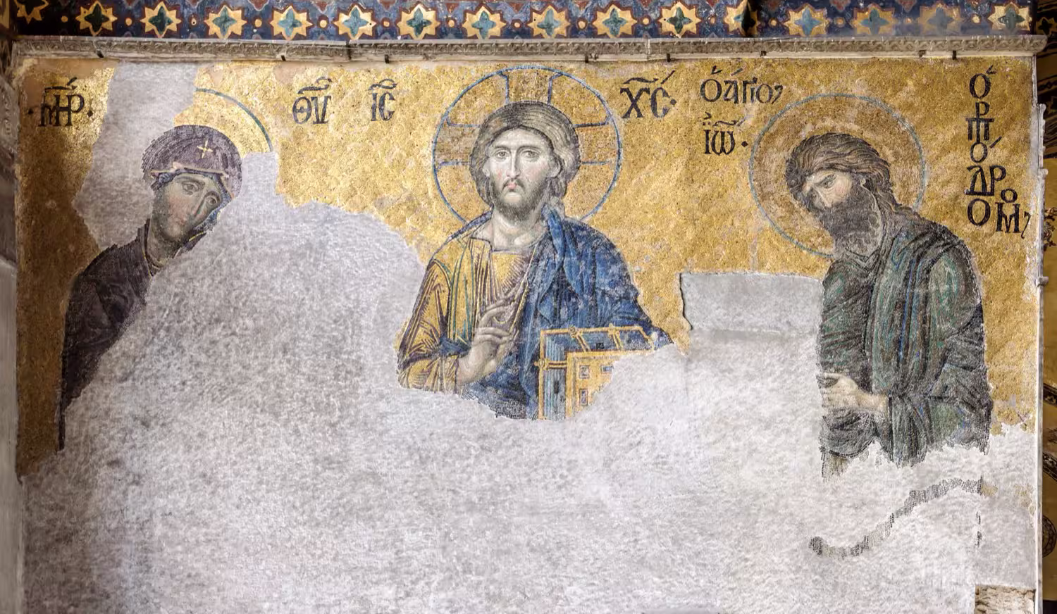 Die Deësis aus der Hagia Sophia in Istanbul: Christus zwischen Maria und Johannes dem Täufer, ein spätbyzantinisches Mosaik von großer emotionaler Tiefe, teils beschädigt.