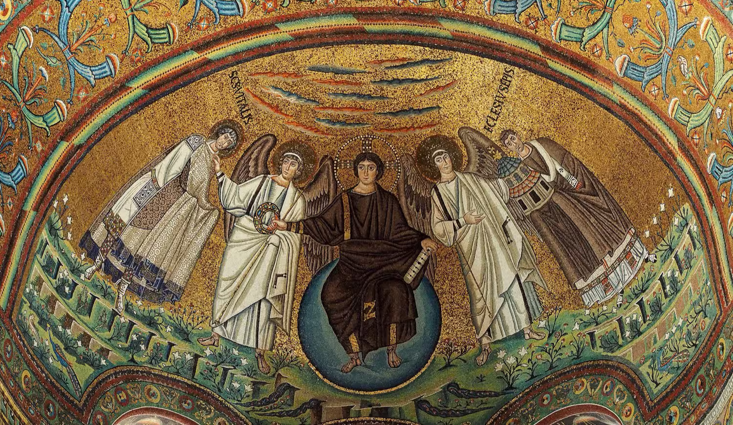 Apsismosaik der Basilika San Vitale in Ravenna: der thronende, jugendliche Christus auf der blauen Weltkugel über einem Goldgrund, flankiert von Engeln und Heiligen.
