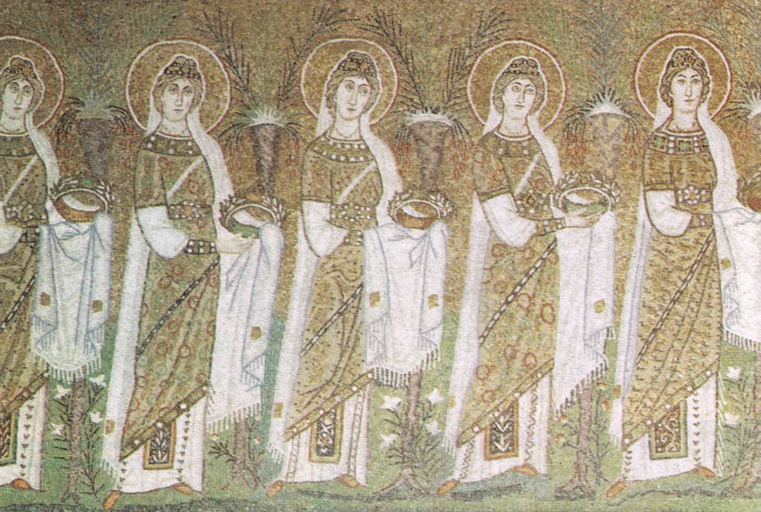 Mosaik aus Sant'Apollinare Nuovo in Ravenna: eine Prozession heiliger Jungfrauen in reich gemusterten Gewändern vor durchgehendem Goldgrund.