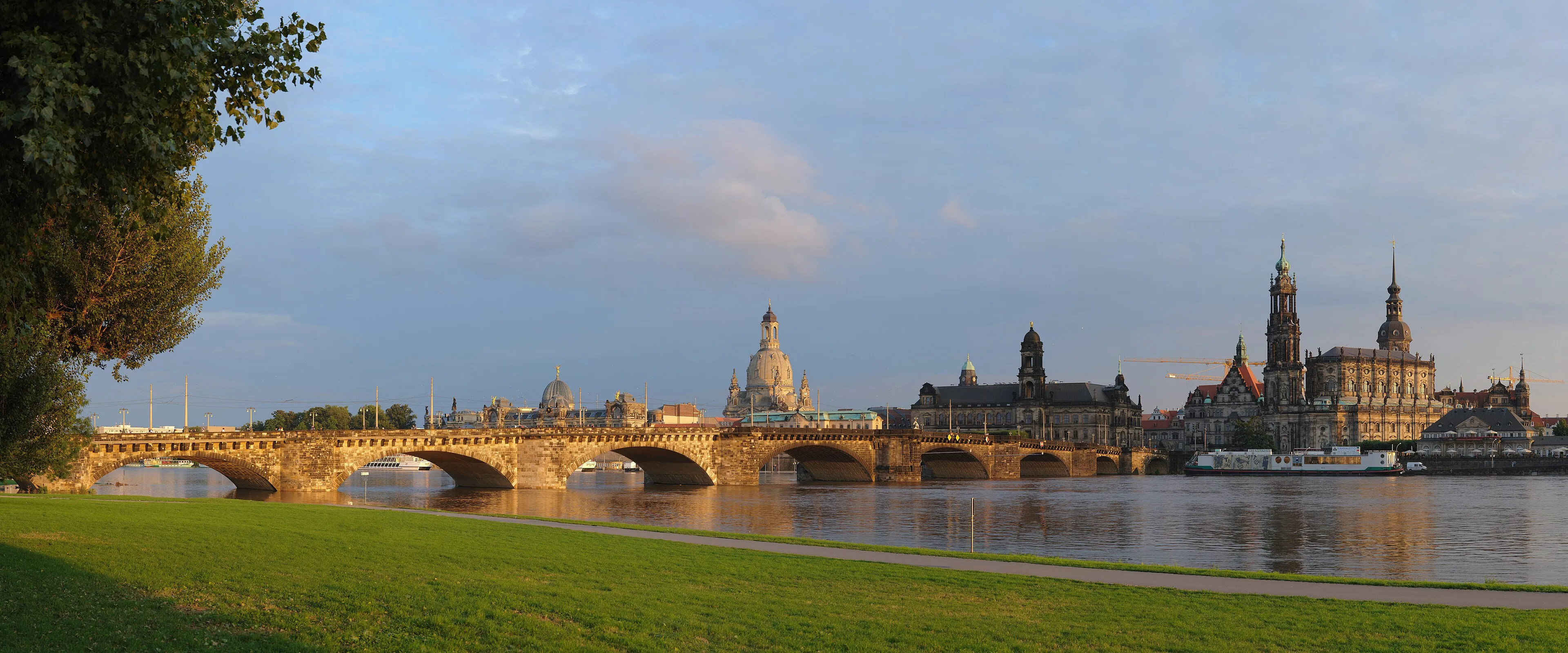 Heute: Foto des Canaletto-Blicks vom Neustädter Elbufer mit der wiederaufgebauten Frauenkirche.