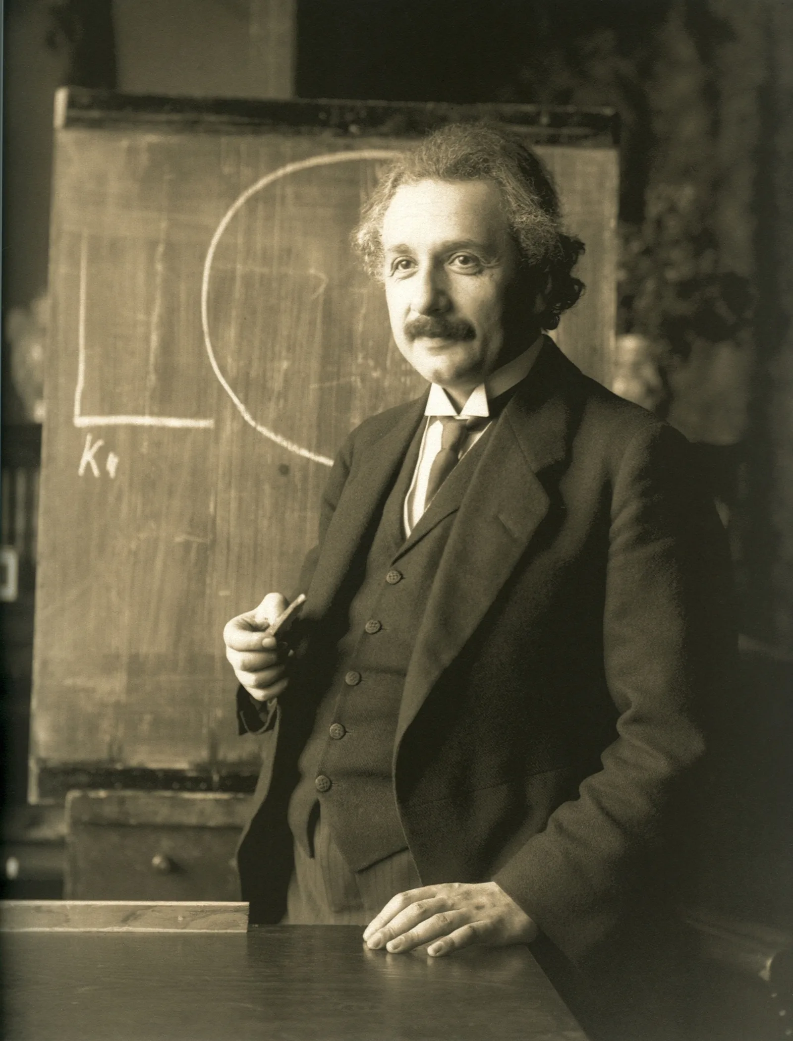 Porträtfotografie Albert Einsteins von 1921, ruhig in die Kamera blickend, Anzug mit Krawatte.