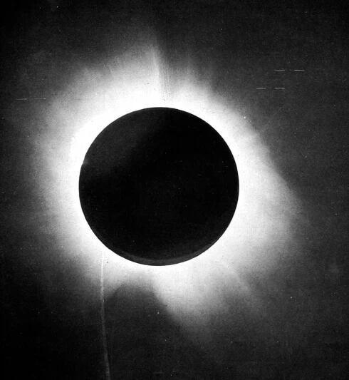 Positiv der totalen Sonnenfinsternis vom 29. Mai 1919; auf der Aufnahme markierten die Astronomen die Positionen der Sterne nahe dem verdeckten Sonnenrand.