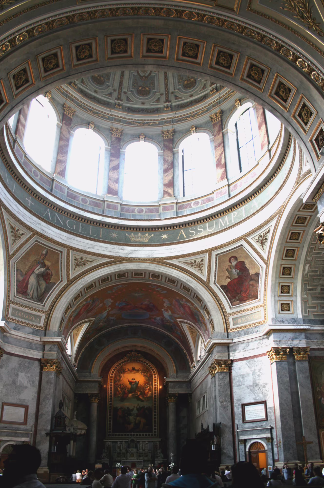Blick im Innenraum der Basilika zum Kuppeltambour und zur Apsis über dem Hauptaltar.