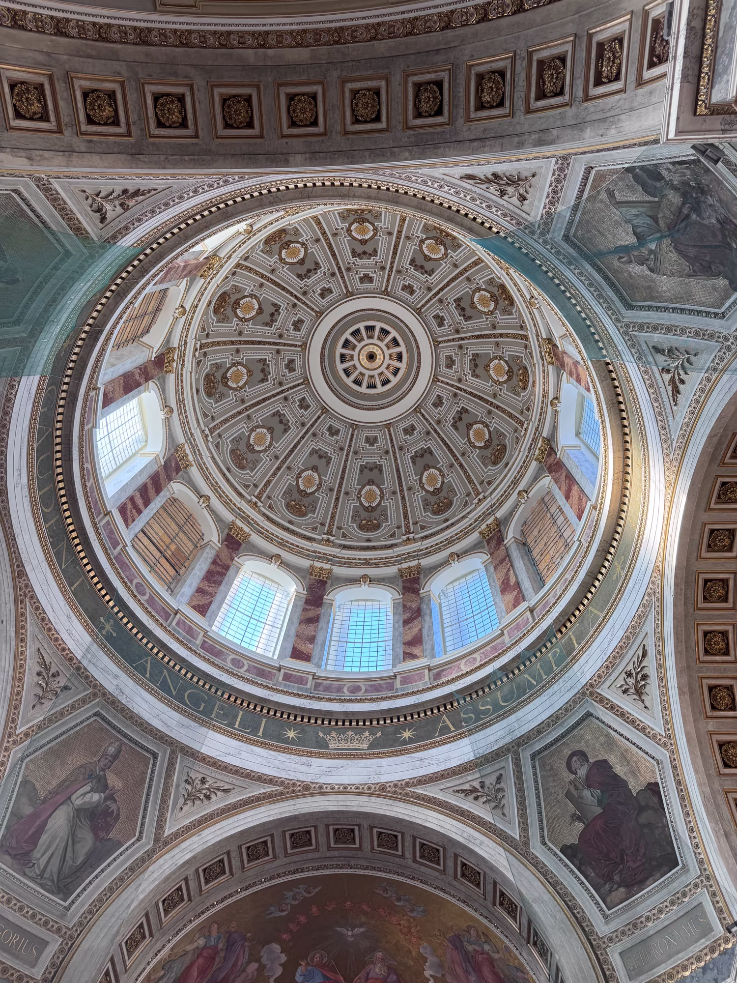 Blick senkrecht hinauf in die Kuppel der Basilika: Kassettierung mit Rosetten, der Fensterkranz und der zentrale Oculus.
