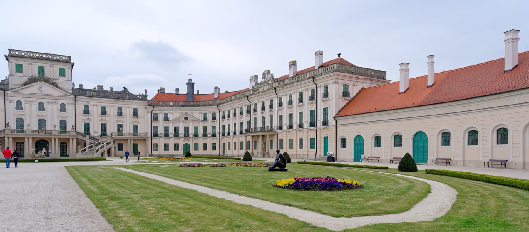 Foto des heutigen Schlosses Esterházy in Fertőd, gelb-weiße barocke Fassade mit Ehrenhof
