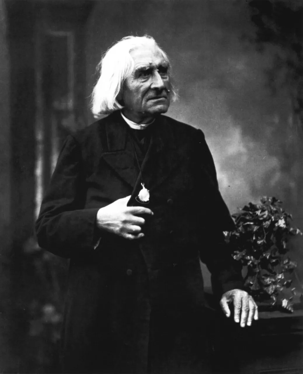Spätes Foto von Louis Held, 1884: Franz Liszt als gealterter Abbé in Weimar, weißes Haar, schwarze geistliche Kleidung, ernster, in sich gekehrter Blick.