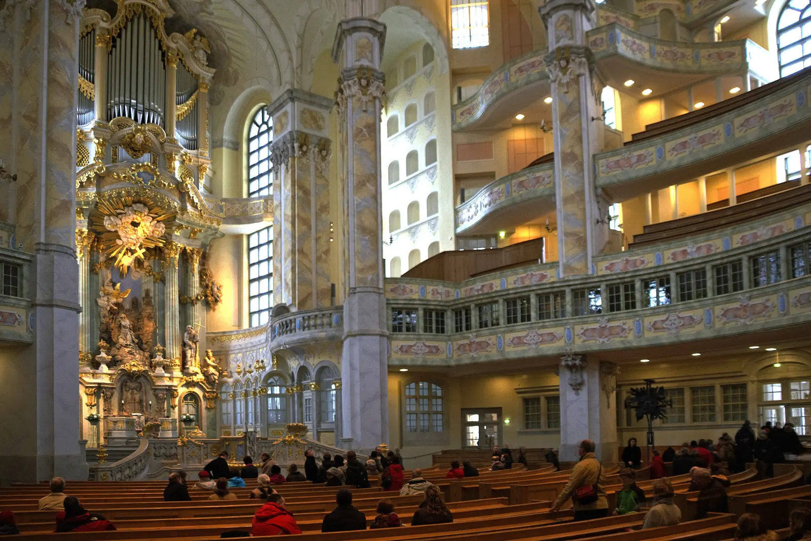 Der helle barocke Innenraum der Frauenkirche mit Altar und der Silbermann-Orgel über der Empore.