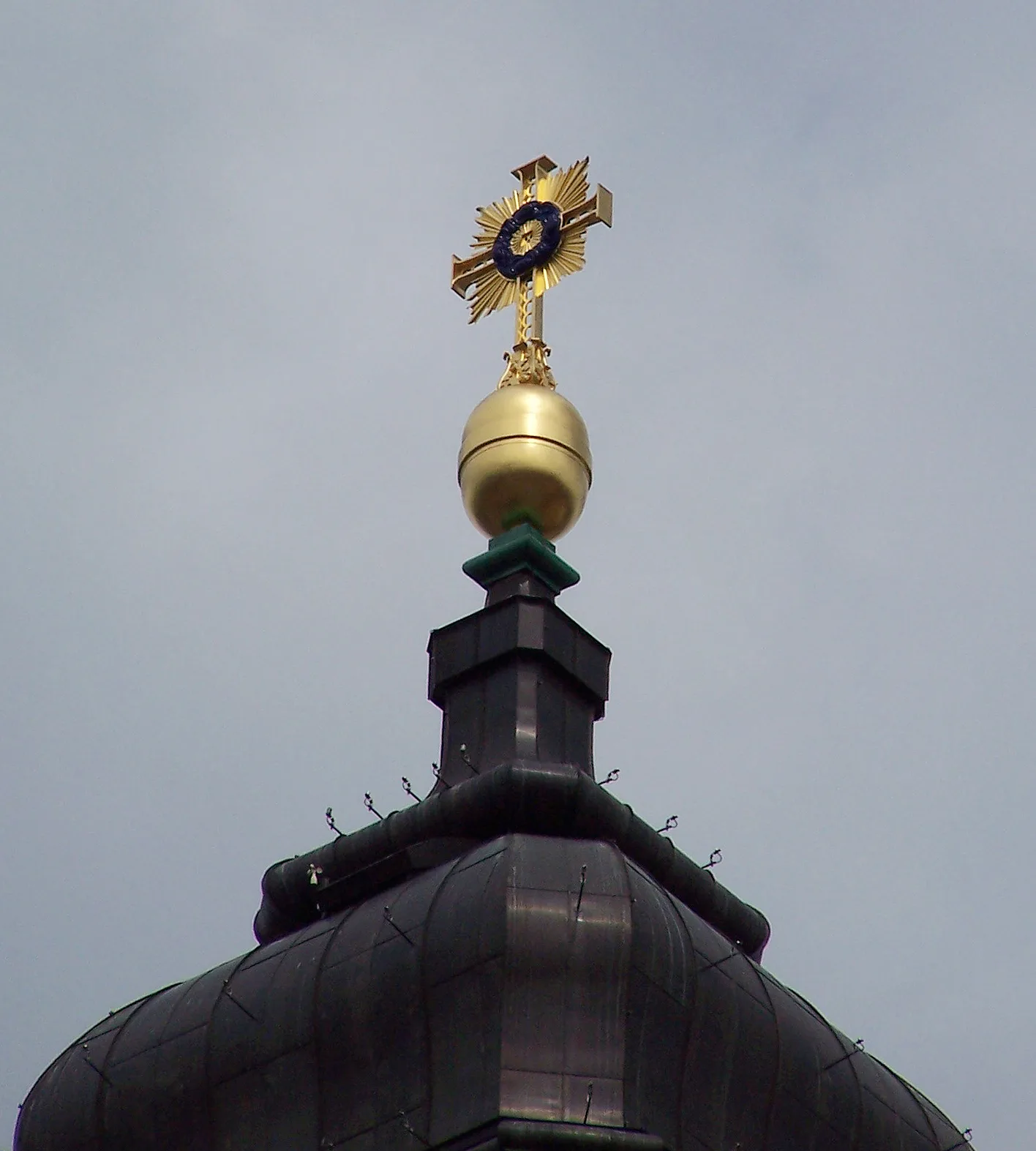 Das Nagelkreuz von Coventry in der Frauenkirche — aus drei mittelalterlichen Zimmermannsnägeln gebildet.