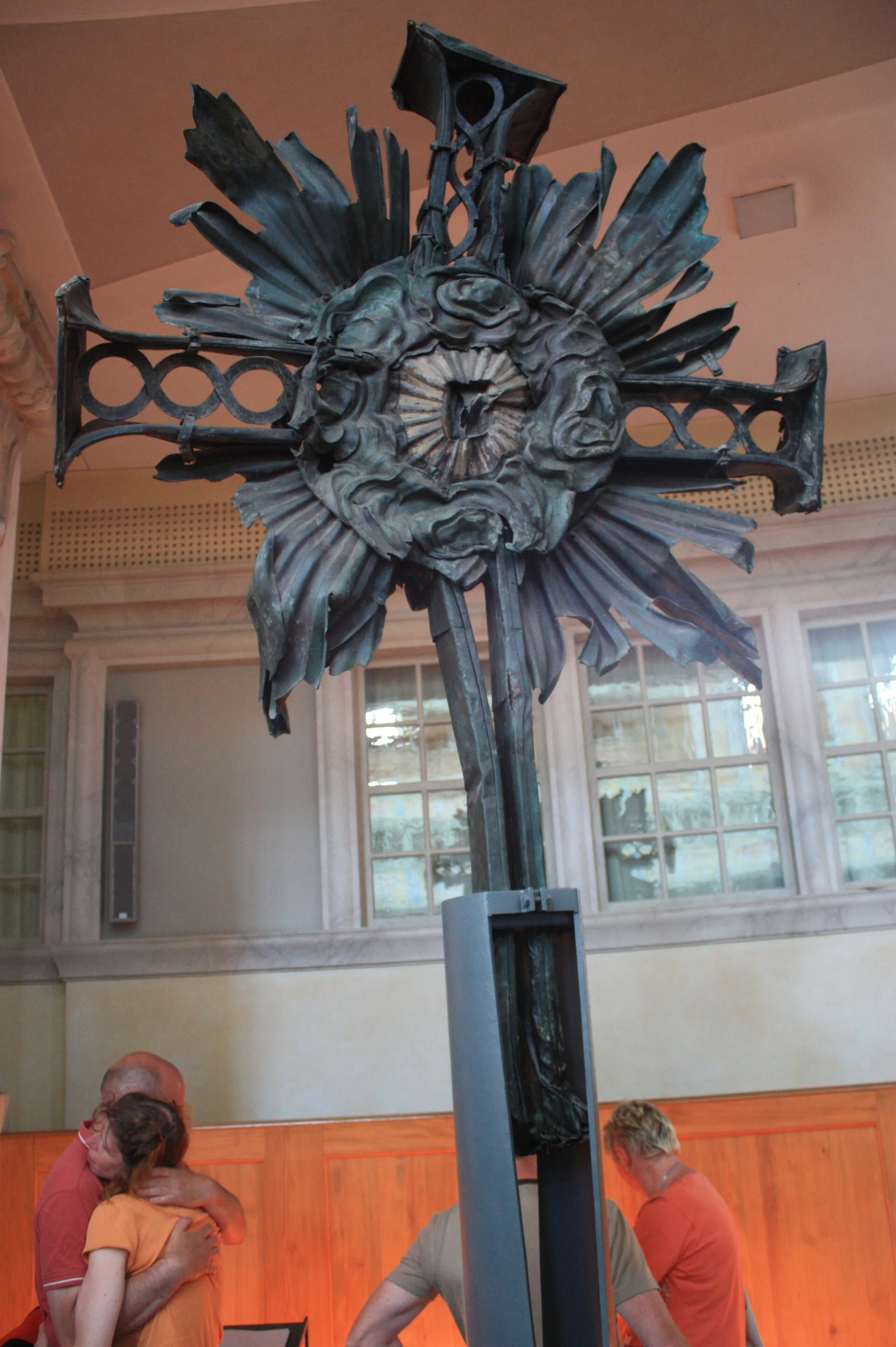 Das verbogene Originalkreuz, aus den Trümmern geborgen und heute im Inneren der Kirche ausgestellt.