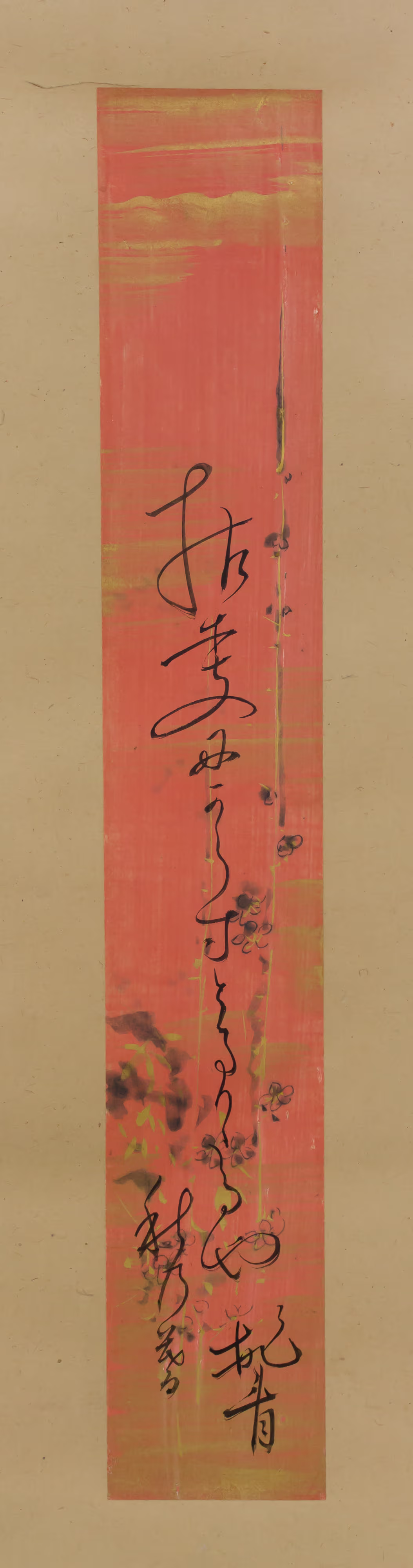 Hochformatige Schriftrolle: Matsuo Bashōs eigenhändige Tuschkalligrafie seines Hokku „Auf einem dürren Ast hockt eine Krähe — Herbstabend“.
