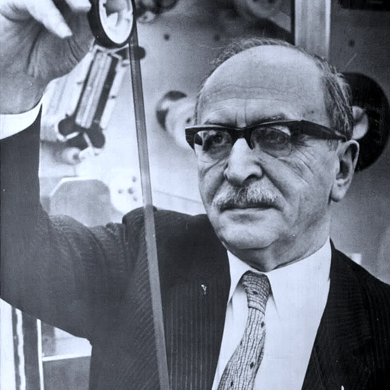 Dennis Gabor (Gábor Dénes), ein älterer Physiker mit Brille und Schnurrbart, prüft eine durchscheinende Holografie-Folie gegen das Licht — KI-Illustration.