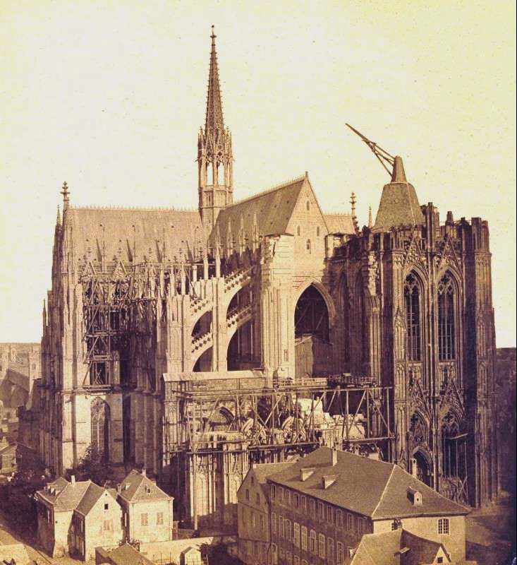 Historische Aufnahme von 1865: der unvollendete Kölner Dom, auf dem Stumpf des Südturms steht der mittelalterliche hölzerne Baukran.