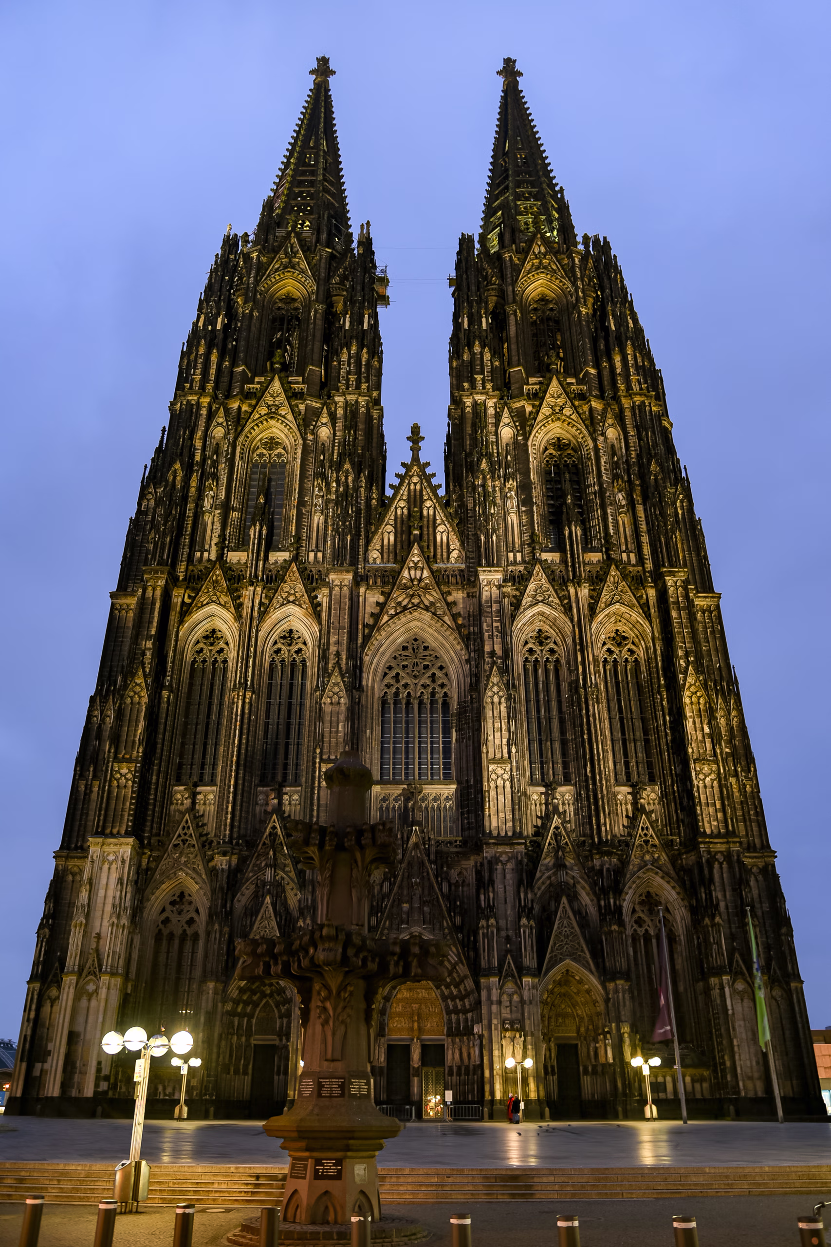 Kölner Dom, Westfassade mit beiden Türmen.