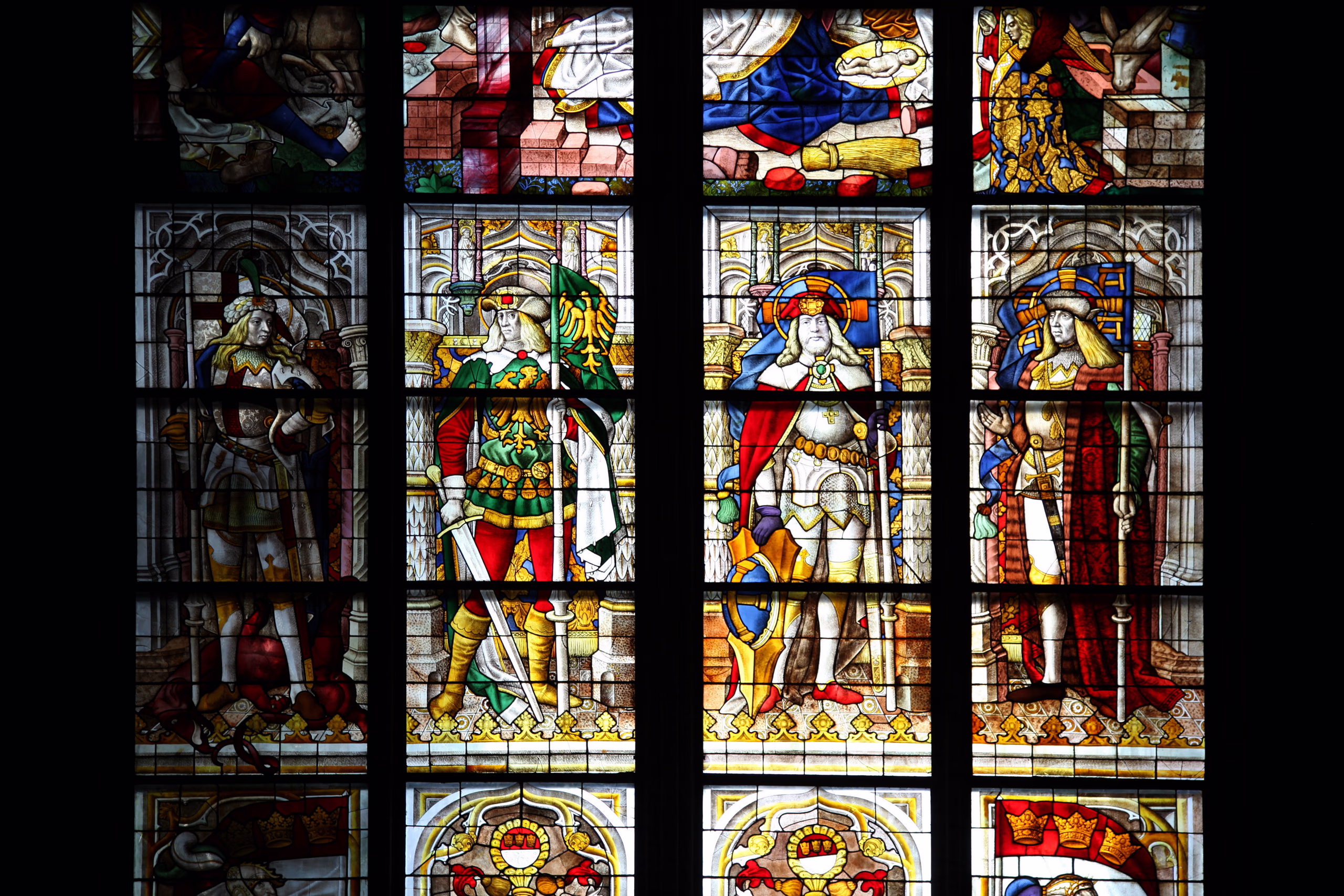 Gotisches Maßwerkfenster des Kölner Doms mit feiner Steinmetz-Maßwerkgliederung und farbiger Glasmalerei.