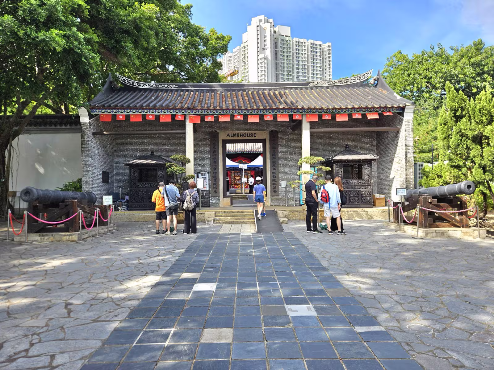 Foto des Kowloon Walled City Park im Oktober 2025: ein ruhiger Garten im Stil der frühen Qing, dort wo einst die Walled City stand.