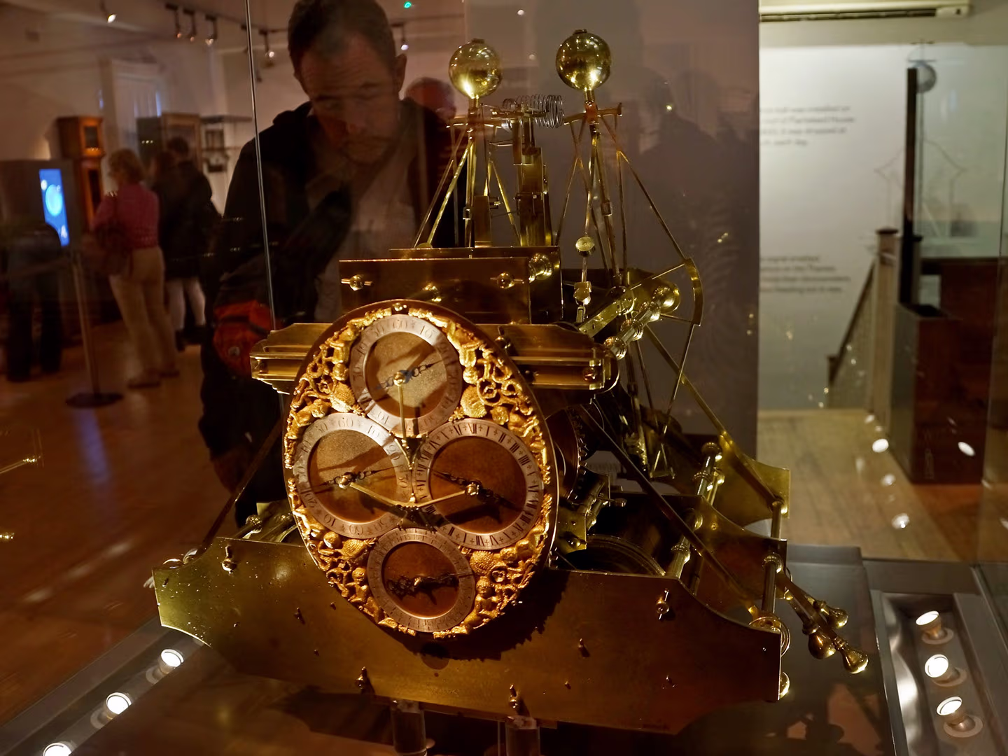Foto der ersten Seeuhr H1 (1730–1735) von John Harrison mit gekoppelten Hantel-Balanciers.