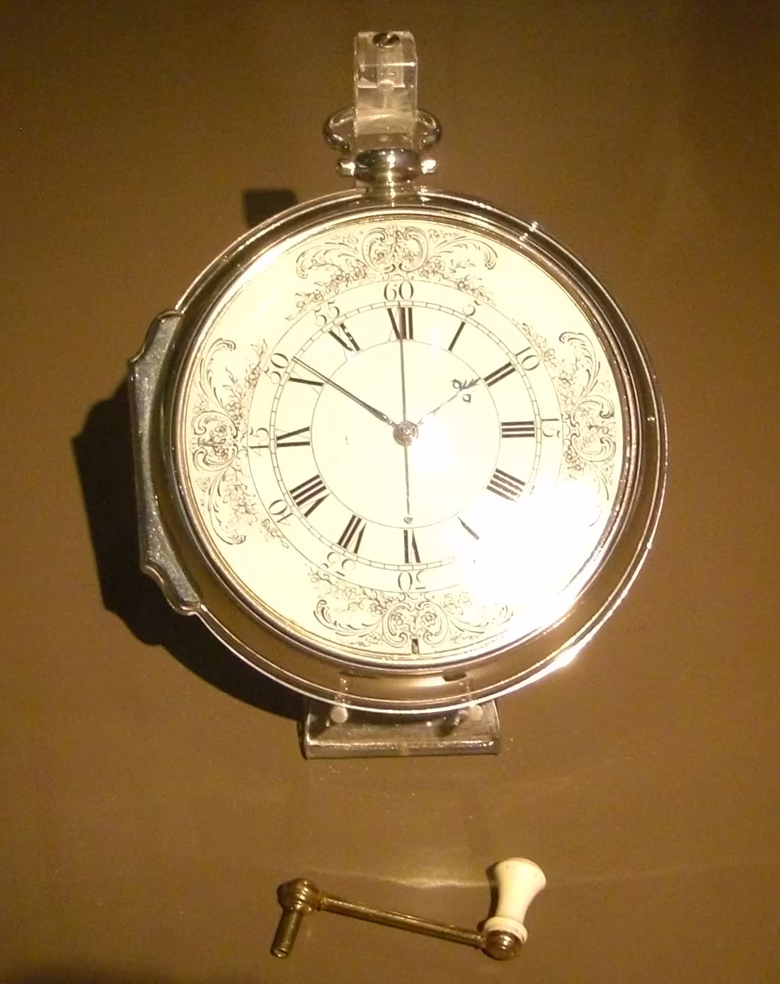 Foto der Seeuhr H4 (1759) von John Harrison — eine große Taschenuhr im National Maritime Museum Greenwich.