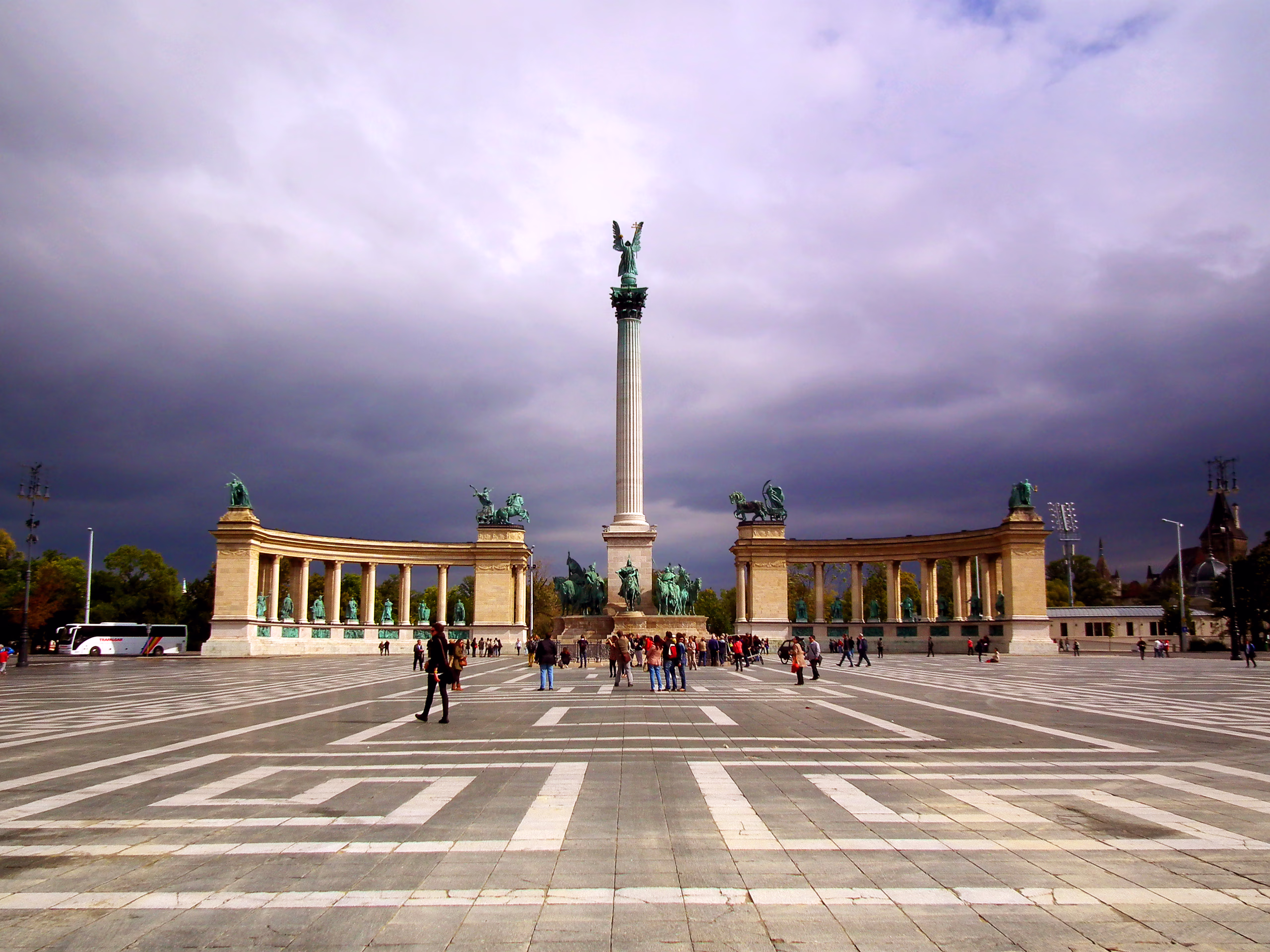 Das Millenniums-Denkmal am Heldenplatz (Hősök tere) in Budapest mit der Säule, Erzengel Gabriel und den sieben Stammesführern zu Pferd.