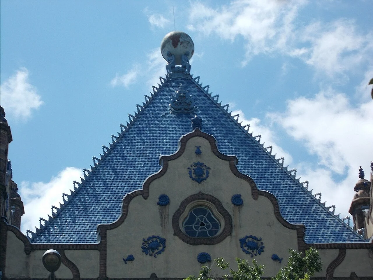Magyar Állami Földtani Intézet (Geologisches Institut), Budapest — blaues Keramikdach, auf dem vier Atlas-Figuren einen Globus stützen.