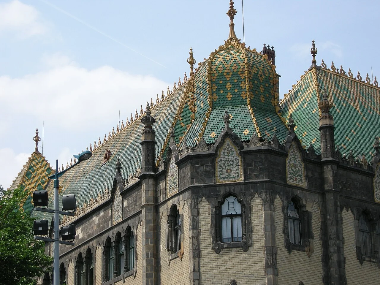 Iparművészeti Múzeum (Museum für Angewandte Kunst), Budapest — grün-gold glasiertes Zsolnay-Keramikdach, eröffnet 1896.