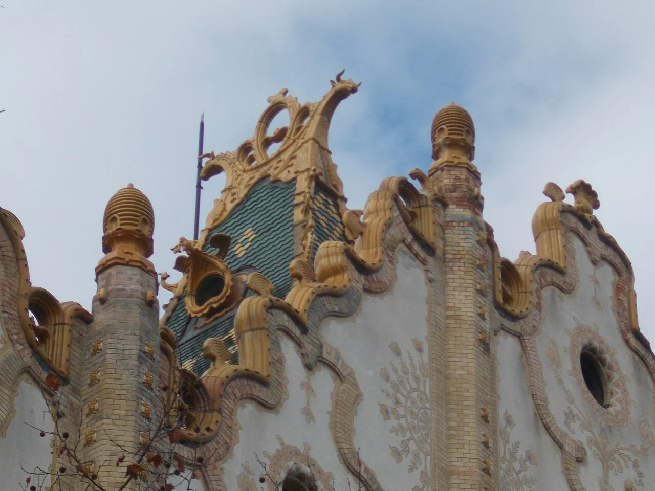 Magyar Királyi Postatakarékpénztár (Königlich-Ungarische Postsparkasse), Budapest — buntes Keramikdach mit Bienen und Bienenstöcken.