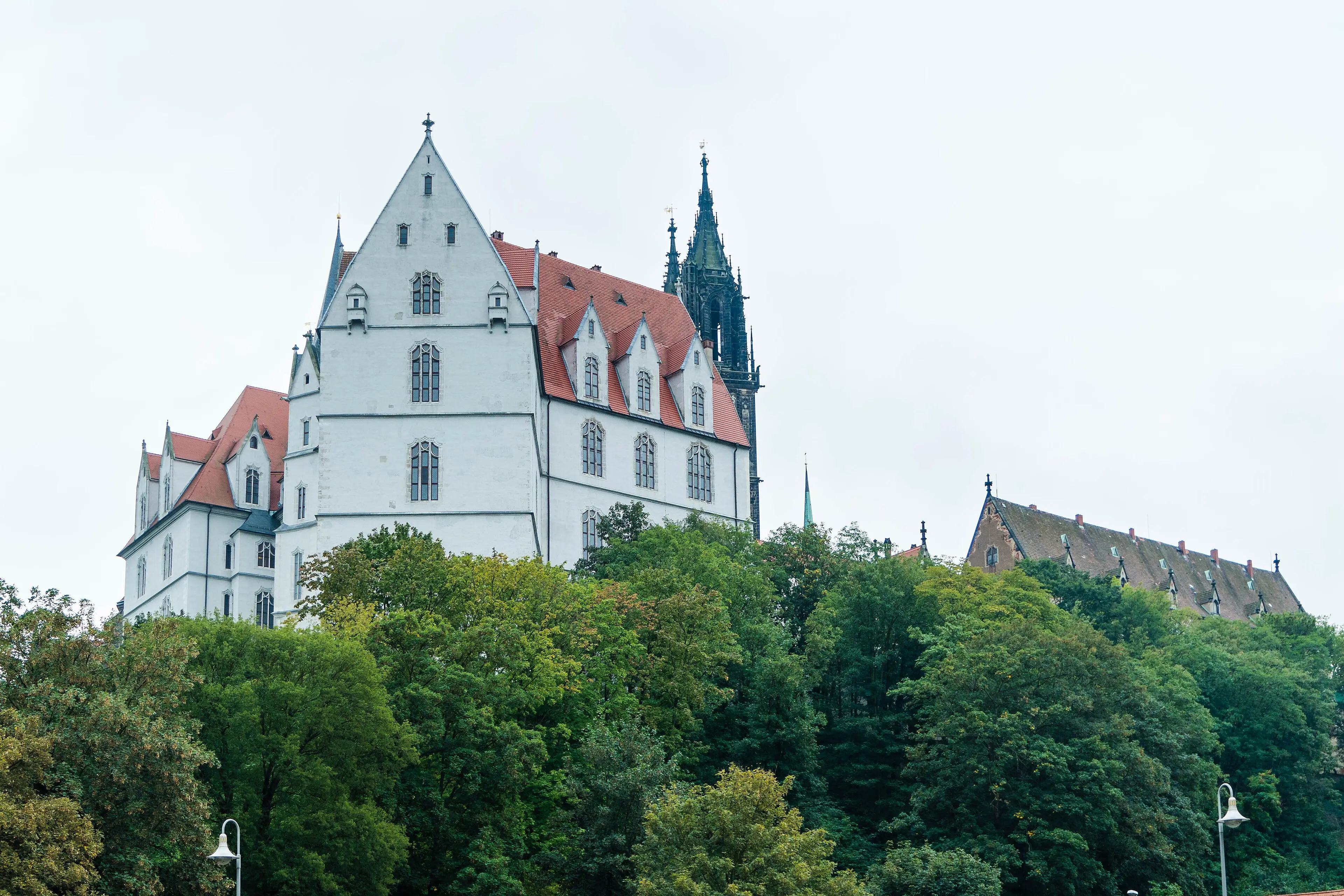 Die Albrechtsburg in Meißen, ein spätgotischer Schlossbau auf einer Anhöhe über der Elbe — erste Produktionsstätte der Manufaktur.