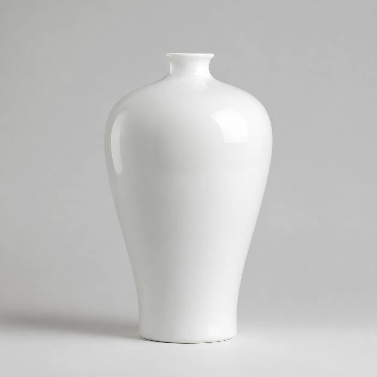 Eine rein weiße, durchscheinende Porzellanvase mit glasiger Glasur, noch undekoriert — KI-Illustration des verglasten Zustands.