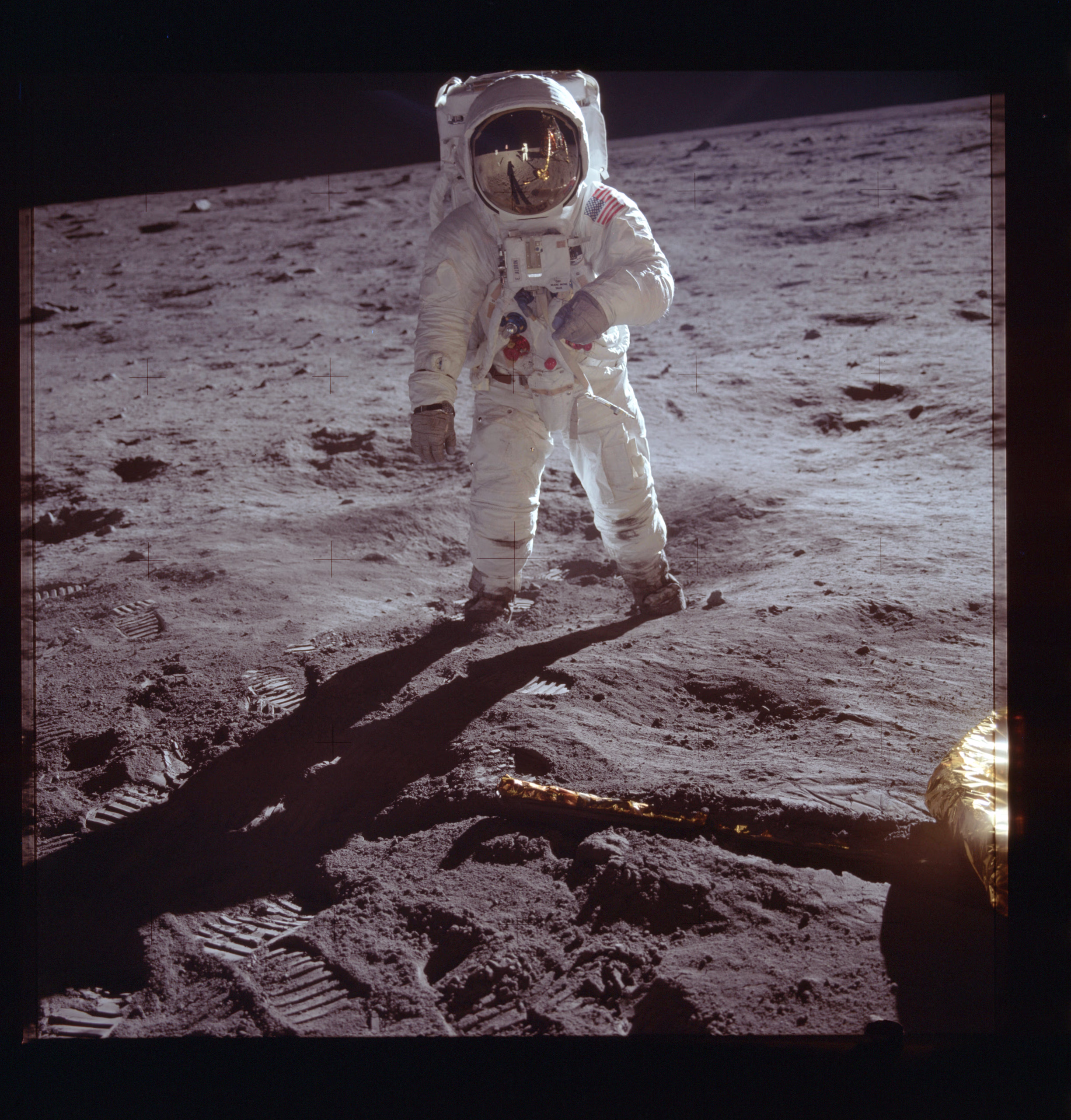 Buzz Aldrin steht neben der Landefähre Eagle auf der Mondoberfläche, im Helmvisier spiegelt sich der fotografierende Neil Armstrong, 1969 (NASA / Neil A. Armstrong, AS11-40-5903)