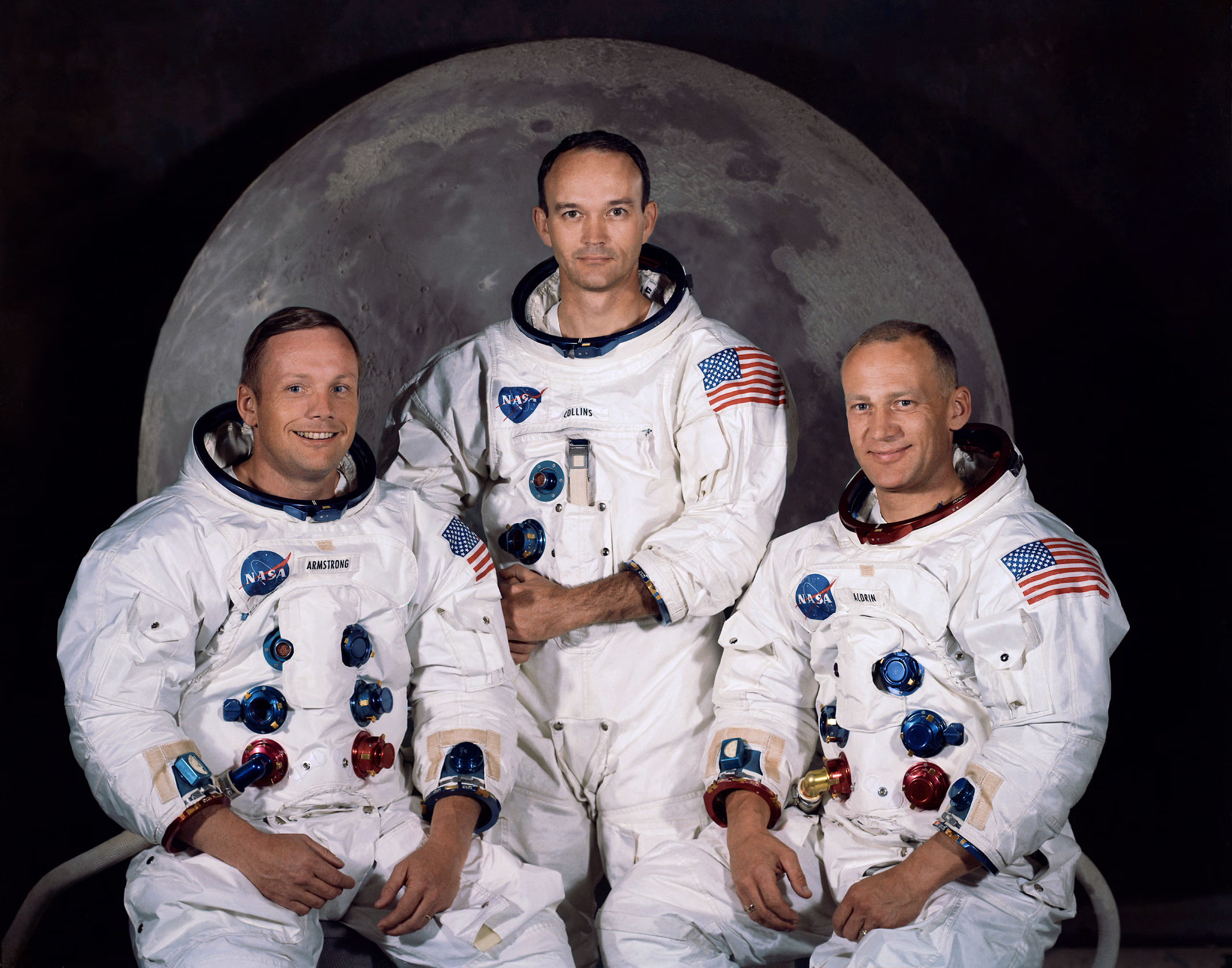 Offizielles Apollo-11-Crewportrait: Neil Armstrong, Michael Collins und Buzz Aldrin in Raumanzügen, 1969 (NASA S69-31739)
