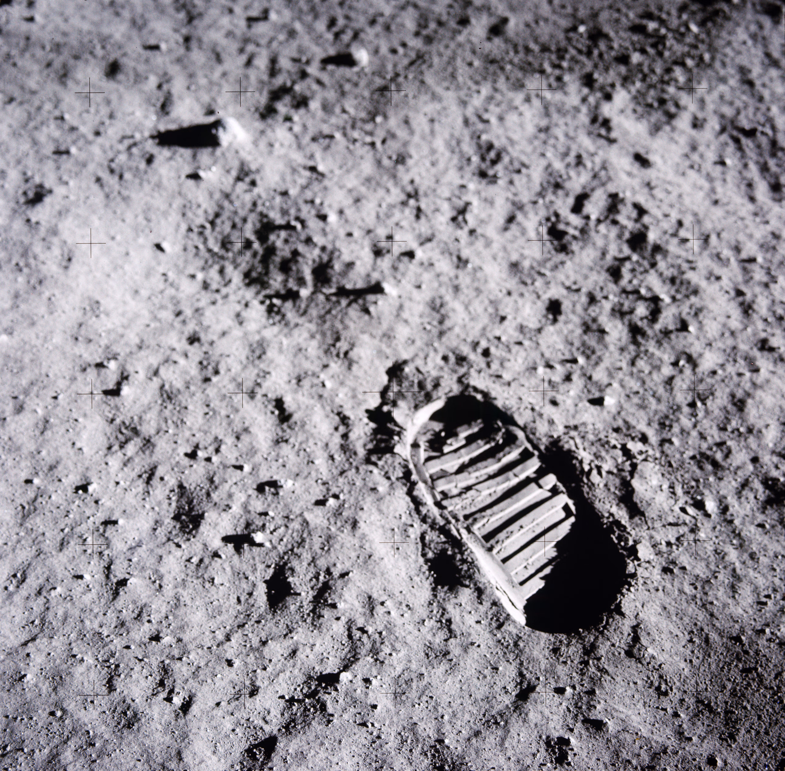 Stiefelabdruck im feinen Mondstaub (Regolith), 1969 (NASA AS11-40-5878)