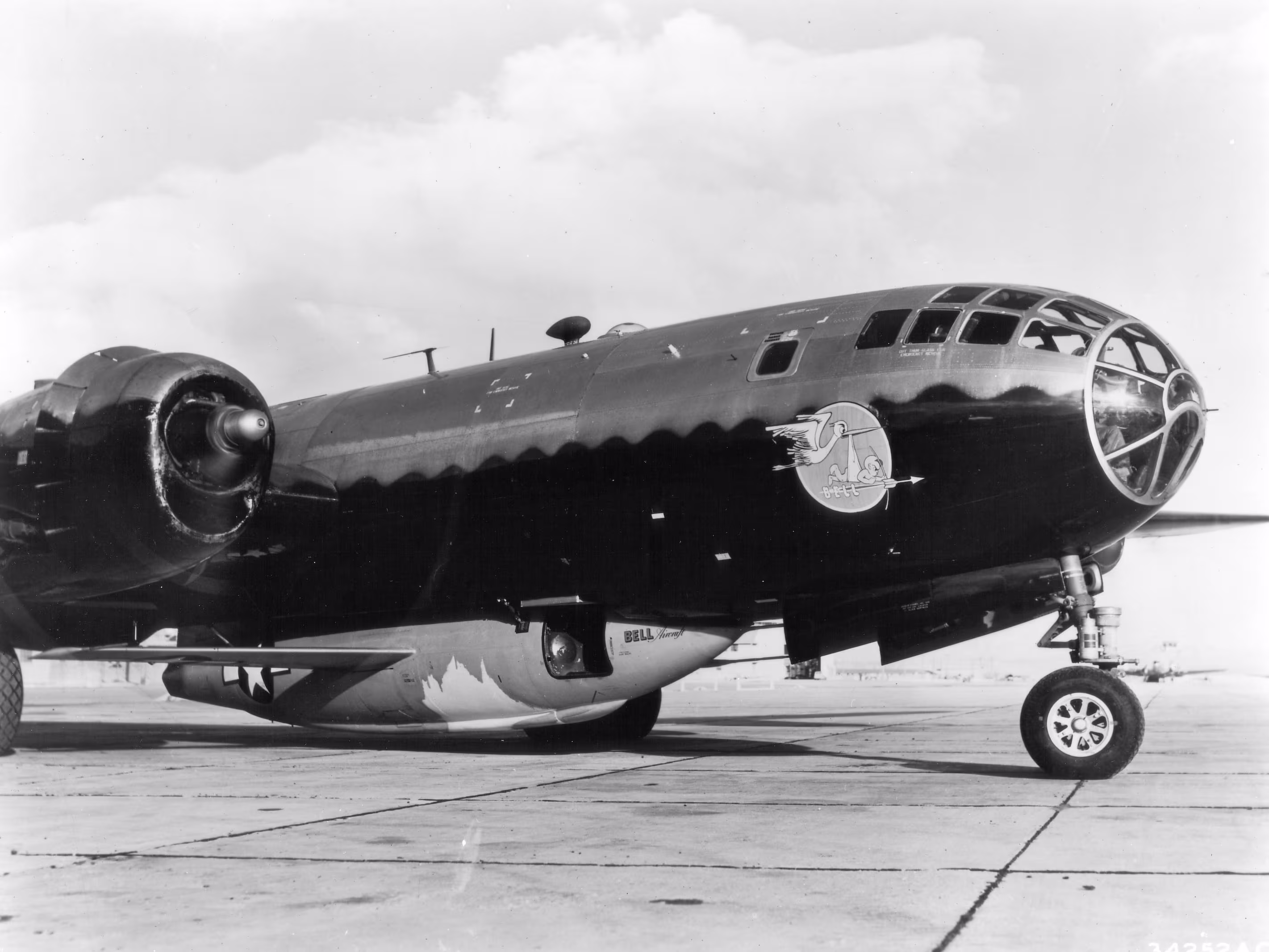 Eine Bell-X-1-Maschine, an einer Halterung im Bombenschacht unter dem Rumpf eines Boeing-B-29-Trägerflugzeugs montiert.
