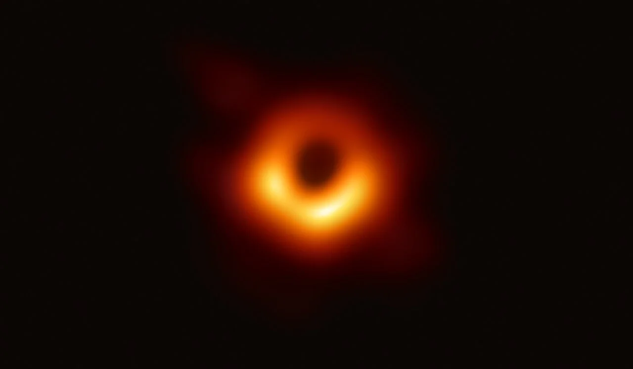 Erstes direktes Bild eines Schwarzen Lochs: der leuchtend orange Photonenring um den dunklen Schatten von M87*, veröffentlicht 2019 vom Event Horizon Telescope.