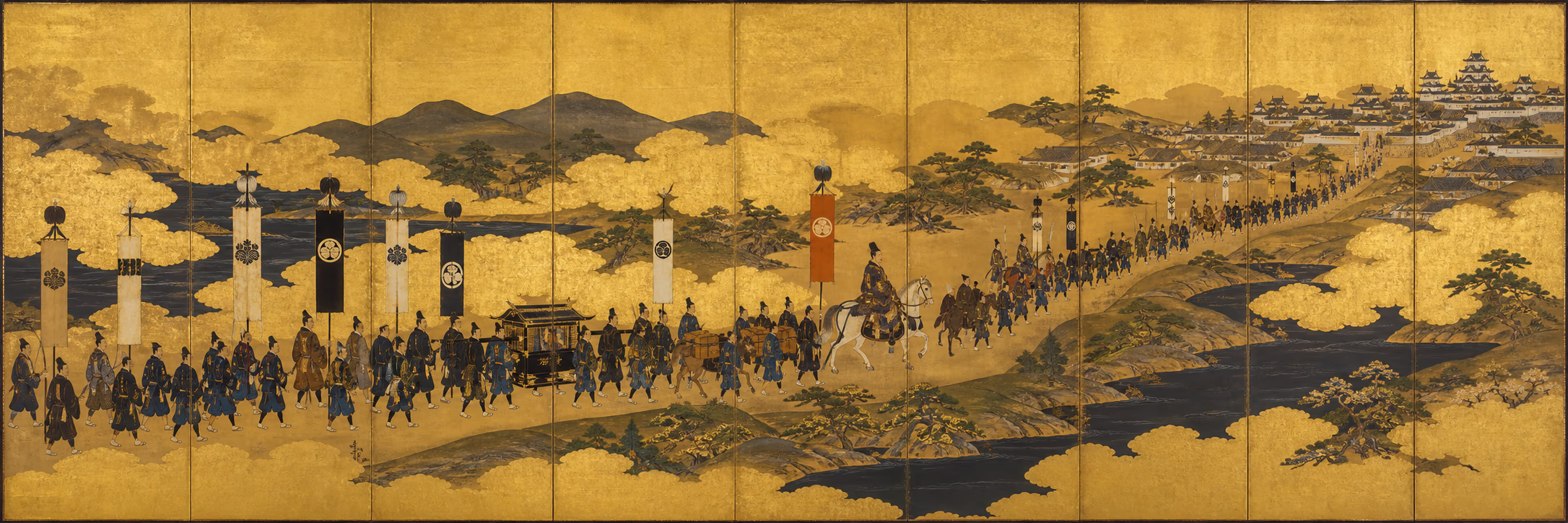 KI-Illustration als breites Panorama im Goldgrund-Stellschirm-Stil: eine lange, geordnete Daimyō-Prozession (sankin-kōtai) zieht mit Bannerträgern, Sänften- und Gepäckträgern in würdevoller Formation auf eine ferne Burgstadt zu. Keine Schlacht, keine Gewalt.