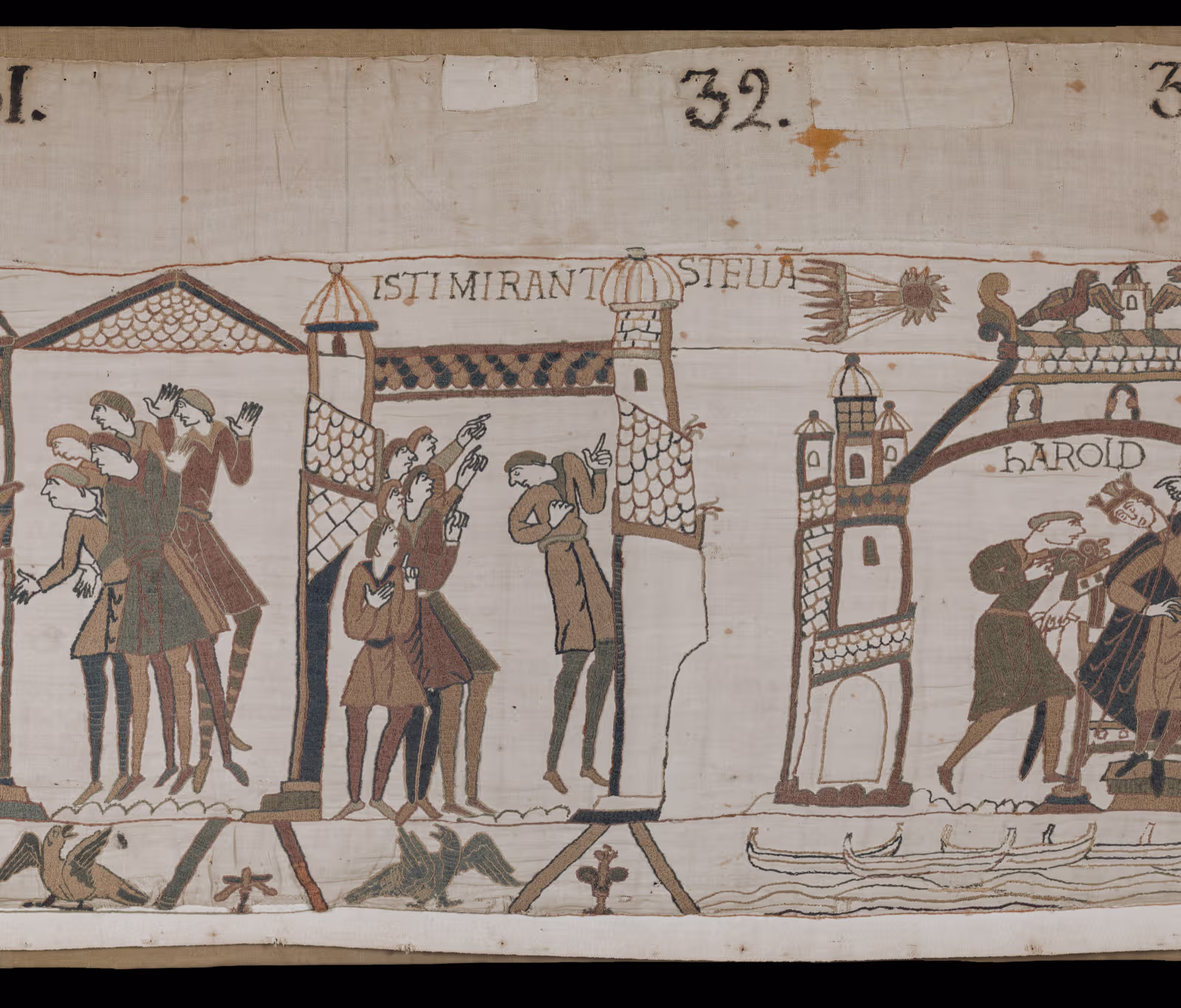 Faksimile von Szene 32 des Teppichs von Bayeux: Menschen blicken staunend hinauf zum Kometen, darüber die lateinische Tituli ISTI MIRANT STELLA.