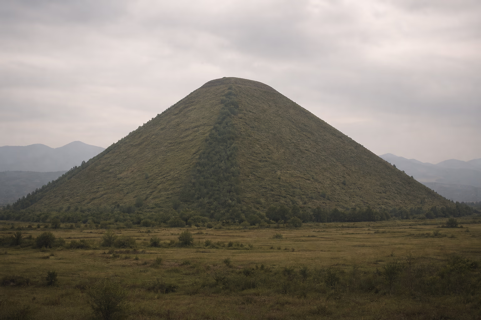 Der pyramidenförmige, bis heute ungeöffnete Grabhügel des ersten Kaisers bei Xi'an (KI-Illustration)