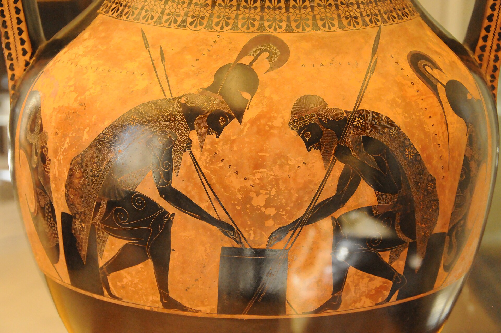Foto der schwarzfigurigen Bauchamphora des Exekias: Achilleus und Aias sitzen über ein Spielbrett gebeugt, würfelnd; Innendetails sind fein in den Schlicker eingeritzt.