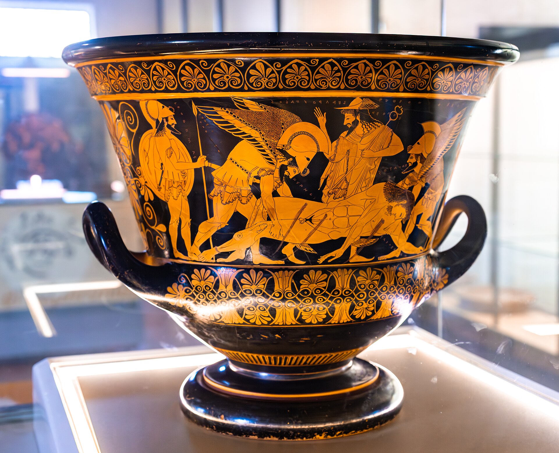 Foto des Euphronios-Kraters (Sarpedon-Krater): attischer rotfiguriger Kelchkrater. Auf dem Bauchbild der Vorderseite heben Hypnos (Schlaf) und Thanatos (Tod) den gefallenen Sarpedon empor, Hermes steht in der Mitte, flankiert von gewappneten Kriegern.