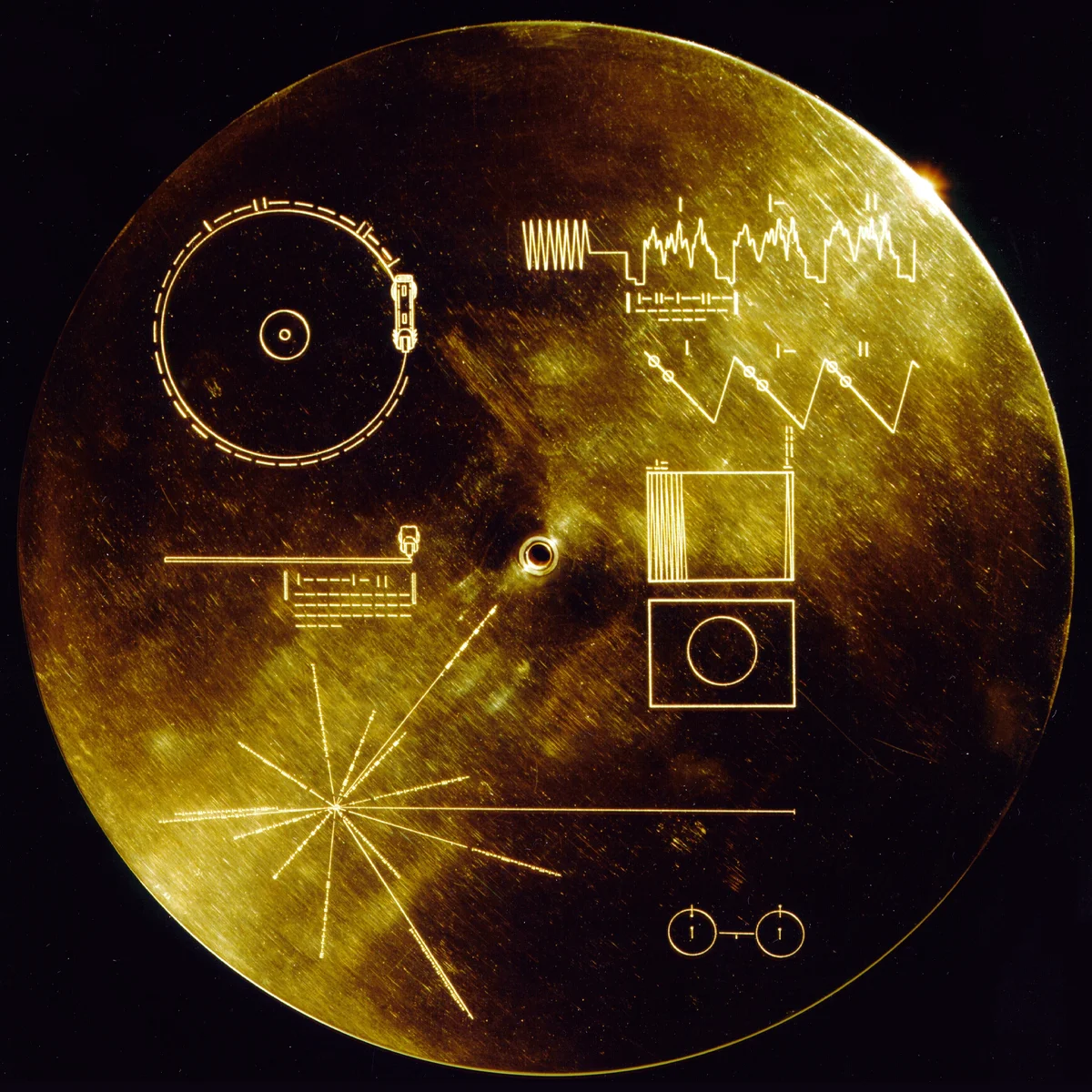 Die Voyager Golden Record — vergoldete Kupfer-Schallplatte mit graviertem Aluminium-Cover (Pulsar-Karte, Abspiel-Anleitung). NASA/JPL, gemeinfrei.