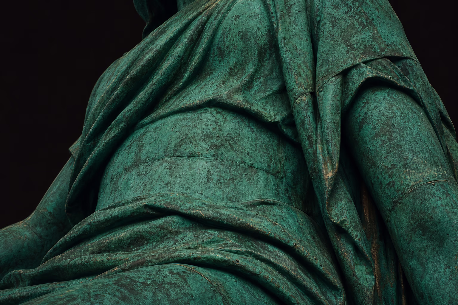 KI-Illustration: dieselbe Skulptur Jahrzehnte später, vollständig in grüner Verdigris-Patina.